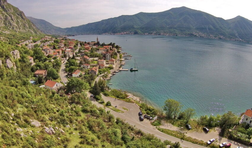 Grundstück mit ausgezeichnetem Meerblick Dobrota, Kotor