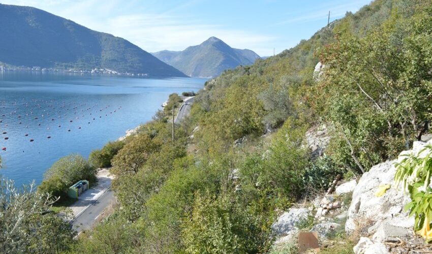 Prodaja atraktivno zemljište na samoj obali Kotor