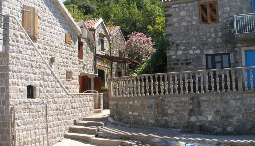 Šarmantna kamena kuća sa vezom u blizini Tivta