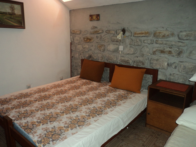 rn2368-charming-stone-house-sleep-room