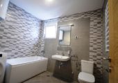 rn2380-quiet-apartment-bathroom