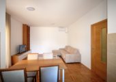 rn2380-quiet-apartment-living-room-1
