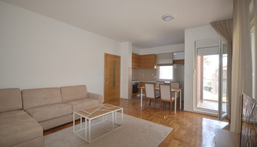 rn2380-quiet-apartment-living-room-3
