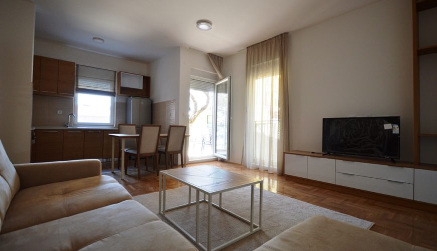 rn2380-quiet-apartment-living-room-4