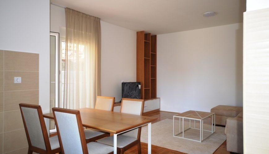 rn2380-quiet-apartment-living-room-dining-room