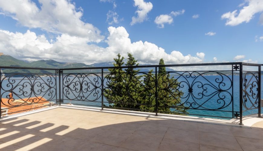 High-quality sea’s edge villa near Herceg Novi enjoying spectacular views