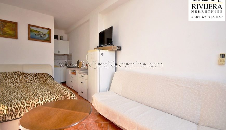 Studio apartment on the first line to the sea in Bijela
