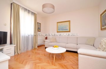 Three-bedroom apartment with sea view in Dobrota